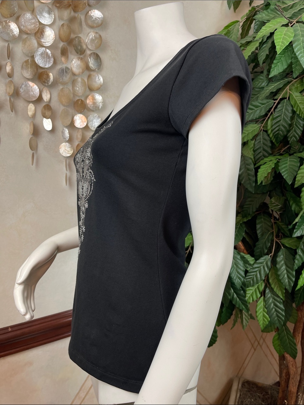 WHBM BLACK SCOOP NECK SILVER METALLIC BEAD ACCENT TEE - Picture 4 of 10
